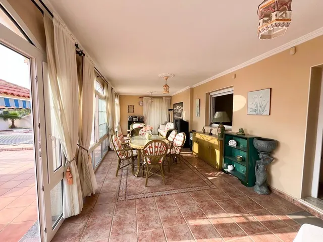Chalet con piscina y amplias estancias en El Chaparral — 24