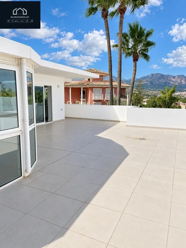 Impresionante chalet en perfecto estado, con 5 dormitorios y 3 baños, piscina privada y garaje con una parcela de 800m en el albir — 36