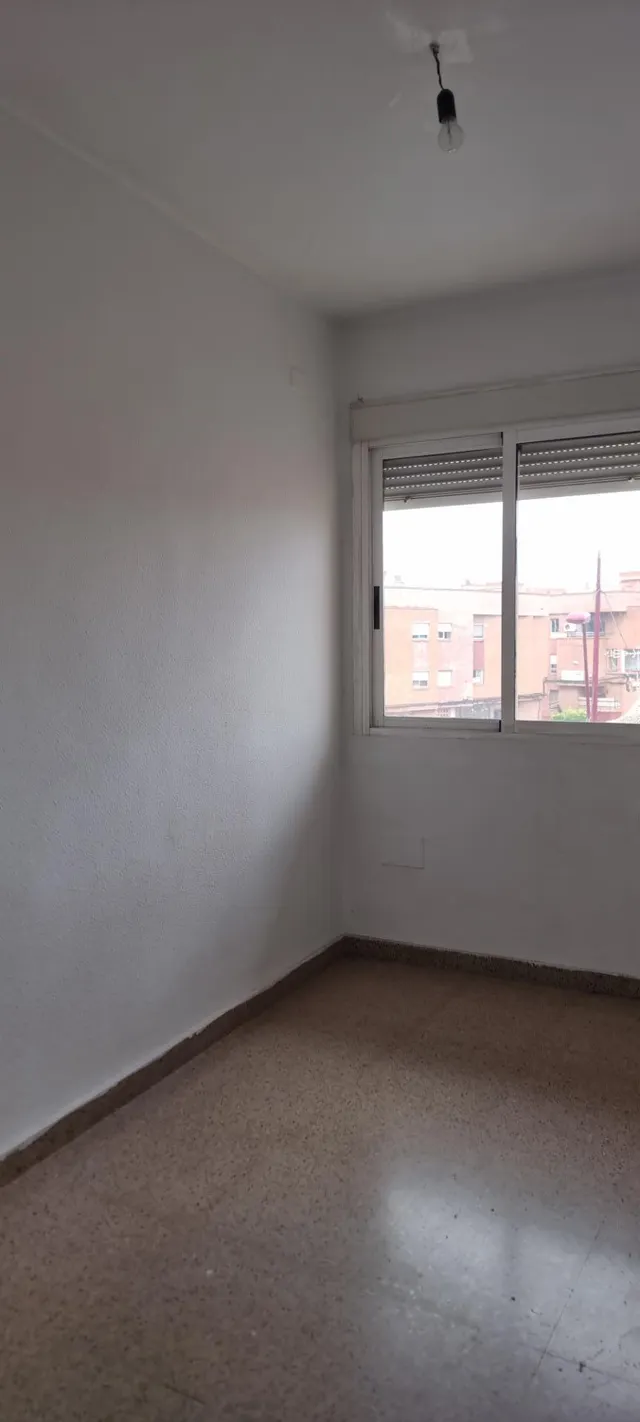 PISO CON VISTAS DESPEJADAS Y BALCÓN — 15