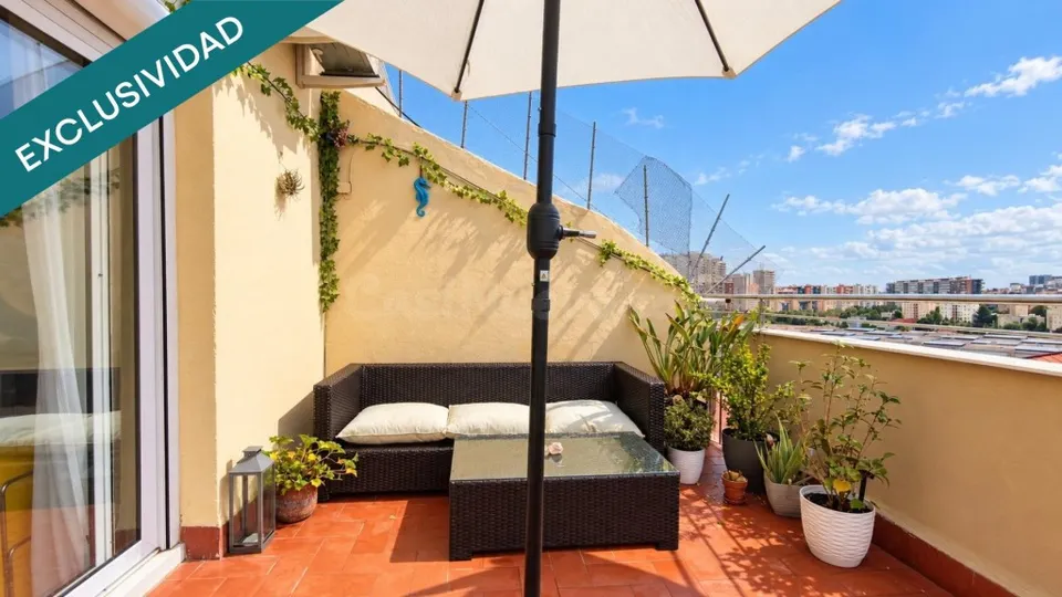 Ático reformado con terraza de 20 m², sol y vistas despejadas en La Sagrera