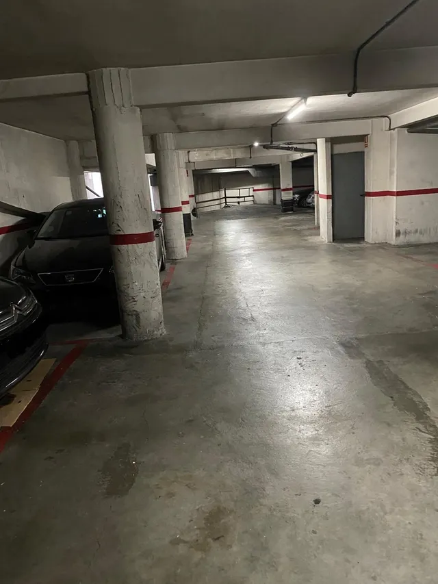 Plaza de parking con fácil acceso — 2