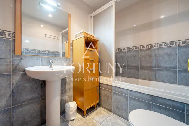 Casa adosada en venta en Passatge de Montbrió del Camp, Reus. — 35