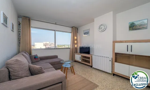 Apartamento idealmente situado en primera línea de mar en Em - foto 3