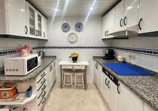 Bungalow con amplia terraza a pocos pasos de la playa y orientación Sur. — 17