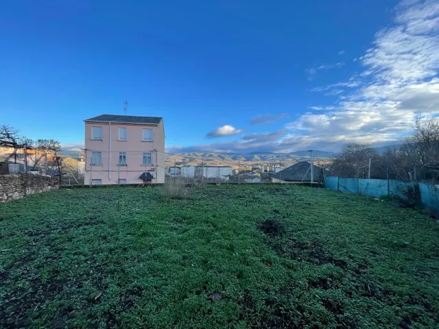 SE VENDE CASA CON TERRENO EN CASCO ANTIGUO — 13