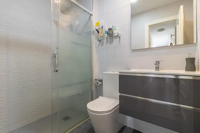 ¡Excelente oportunidad en pleno centro! Espacioso y luminoso piso de 4 dormitorios con garaje subterráneo! — 7