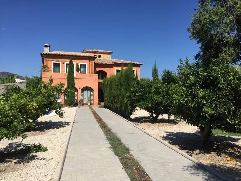 Se vende  precioso chalet casa rural con todas los servicios a las faldas del Puig campaña