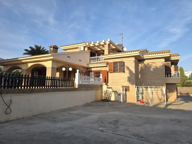 Villa en Gran Avenida de Benicàssim. Cerca del pueblo y de la playa del Voramar. 1700 m2 de parcela, — 50