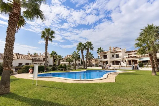 Dúplex luminoso con jardín, terraza y piscina comunitaria cerca de Villamartin Golf — 21