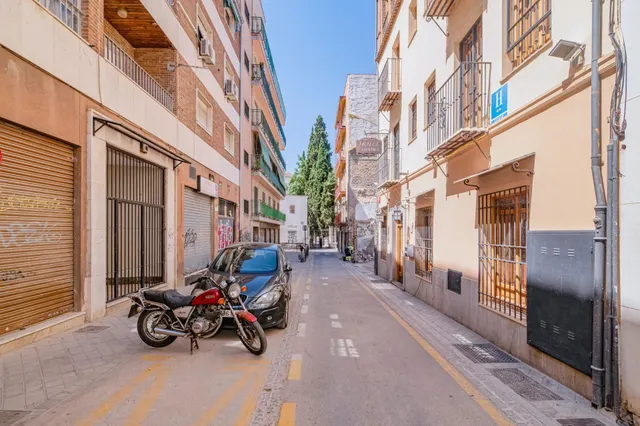 Local en el Corazón de Granada - Ideal para Cocheras — 4