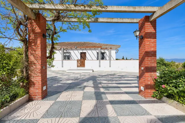 Casa reformada con piscina en parcela de 2.500 m2 (urbano y  - foto 2