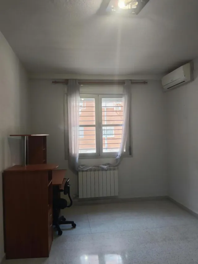 Amplio piso para estudiantes con camas de dobles — 24