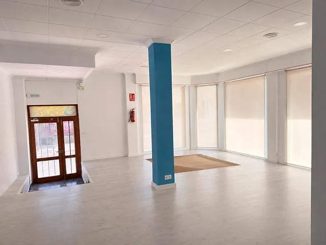 Amplio Local Comercial en Almansa - Oportunidad Única por €76,000 — 3