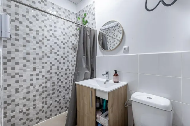Local adaptado a vivienda en el Zaidin. — 12