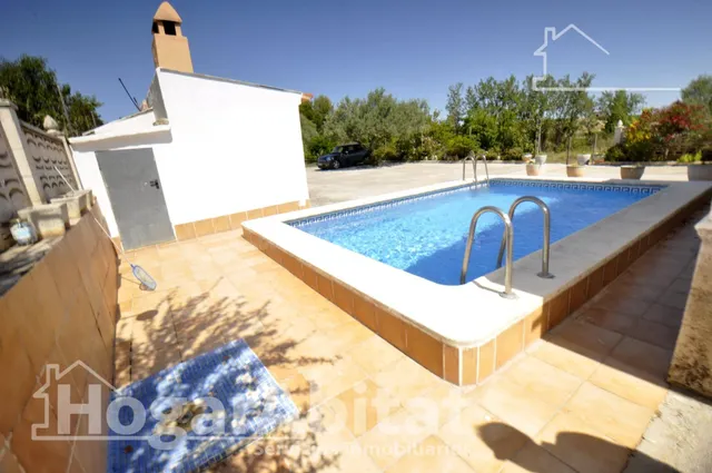 CHALET RÚSTICO CON PISCINA, TRASTERO Y GARAJE - foto 2