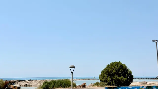 ¡Oportunidad Única en Cubelles! Local Comercial Reformado con Terraza y Vistas al Mar — 30
