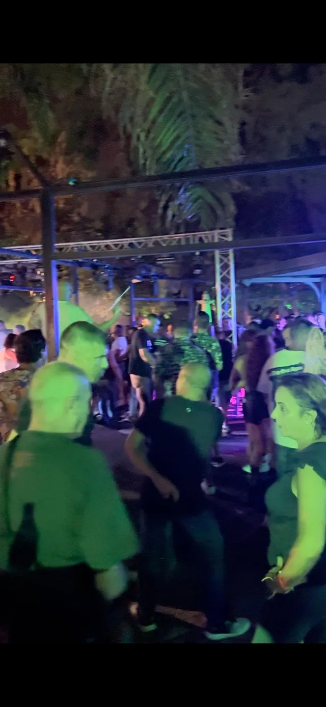 Esta es tu oportunidad de tener la mejor discoteca de la Vega Baja (Cox-Albatera) . Discoteca con Piscina , Jardines  , Cabañas Vip , Sala interior . Con un total de  3000 m2  totalmente montados , c — 9