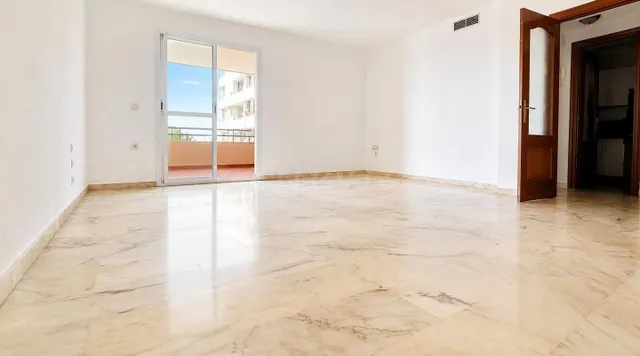 Venta de piso con tres dormitorios en Benalmádena Costa, Mál - foto 5