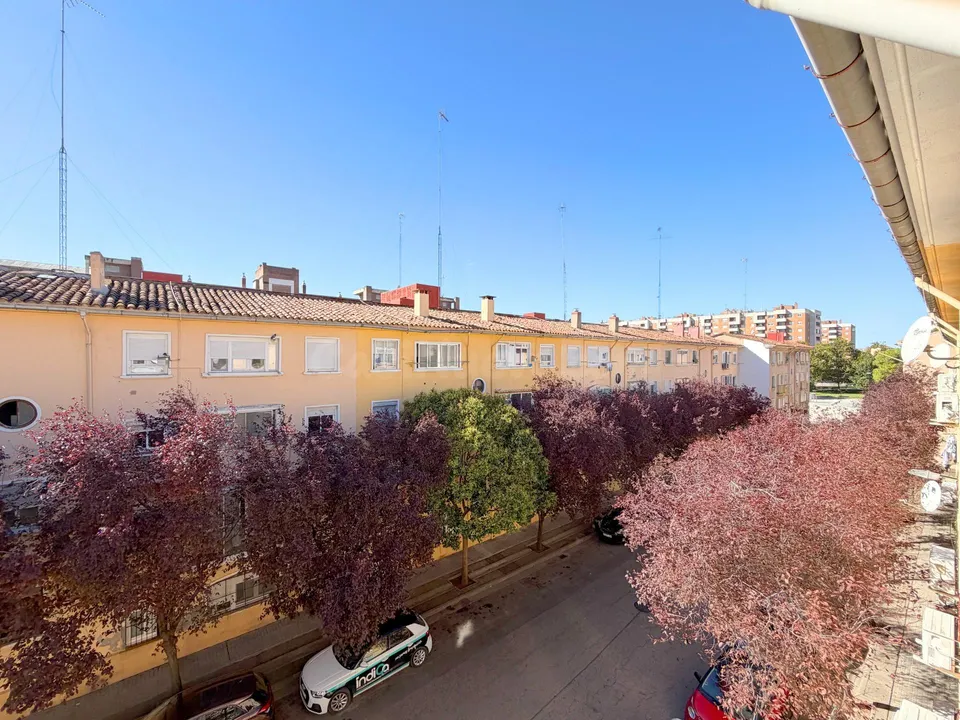 SE VENDE PISO DE TRES DORMITORIOS CON COCINA INDEPENDIENTE PARA REFORMAR - PICARRAL - ZARAGOZA