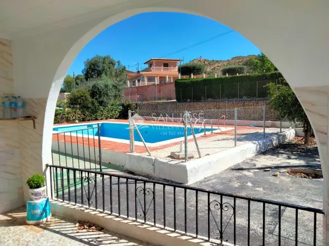 SE VENDE CHALET EN ELCHE — 28