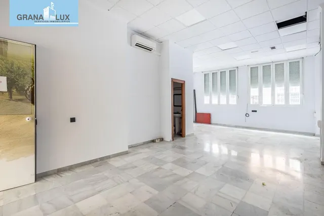 LOCAL COMERCIAL EN ARABIAL JUNTO HIPERCOR — 2