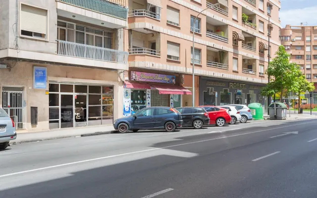 Oportunidad en Gandia: Amplio Local Comercial en Venta — 2