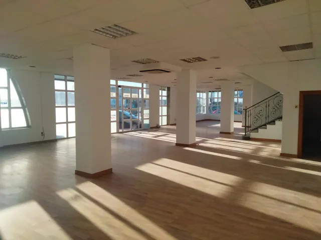Espectacular local comercial de 420 m2 en una ubicación estr - foto 5