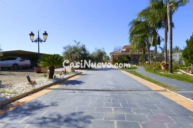 Chalet independiente con gran parcela, piscina y espacios de - foto 2