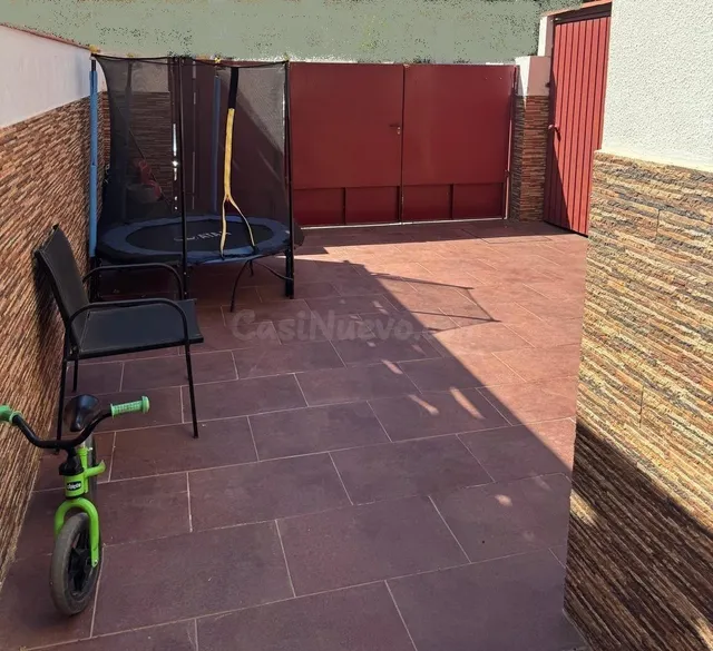 Amplia casa con porche y patio en Oromana - foto 5