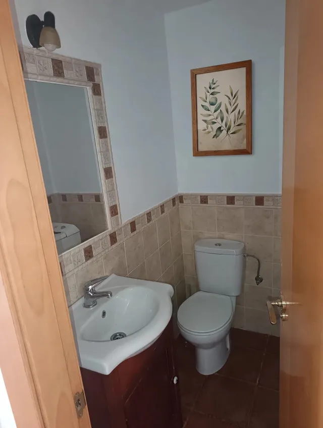Se vende dúplex con terraza de 32 m2, cocina con despensa, salón con acceso a terraza, 3 hab., 2 baños, aseo, ascensor, trastero y plaza de garaje. — 17