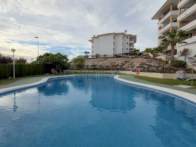 Orihuela Costa! Espectacular apartamento con amplios espacios + gran terraza con vistas despejadas y laterales al mar + Parking comunitario + Piscina comunitaria con zonas ajardinadas — 5