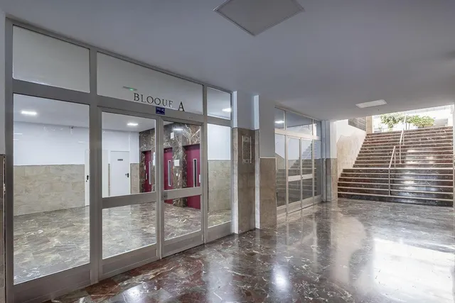 AMPLIO PISO JUNTO A EL CORTE INGLES EN JAEN — 28