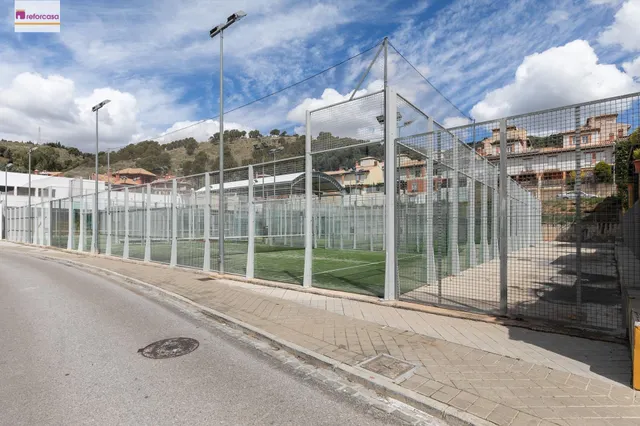Adosada en el nuevo acceso a la Alhambra — 34