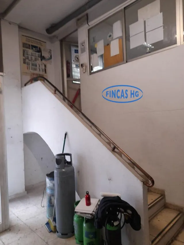 Gran local comercial haciendo esquina de 220m2. en el barrio de Los Ángeles — 2