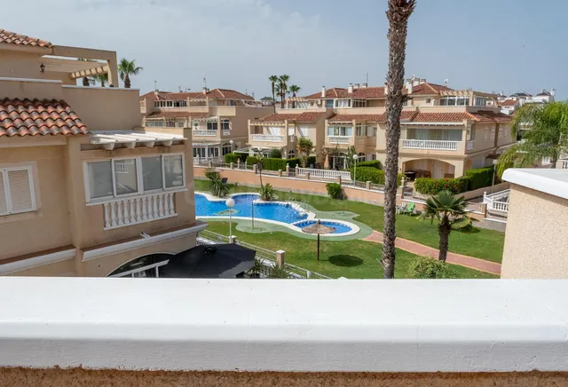 Exclusiva casa pareada con jardín privado y piscina comunita - foto 4