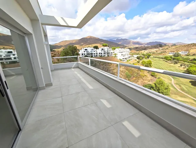 Exclusivo Ático Dúplex en Primera Línea de Golf | 215,51 m2 de Lujo, Vistas Abiertas y Solárium Privado — 32