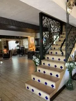 Villa de estilo mallorquín con amplio jardín de pinos en Cala Vinyes — 39