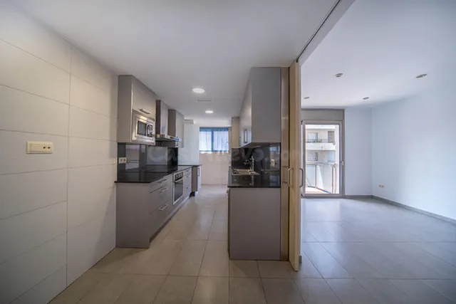 FANTÁSTICO PISO CON GRAN TERRAZA, PKG Y TRASTERO ZONA HOSPIT - foto 2