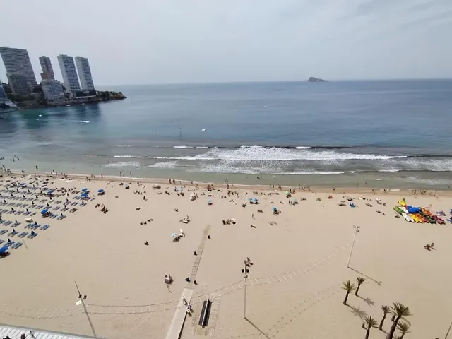 Apartamento de esquina con 2 dormitorios y terraza acristlada en 1 Linea playa Levante. — 27