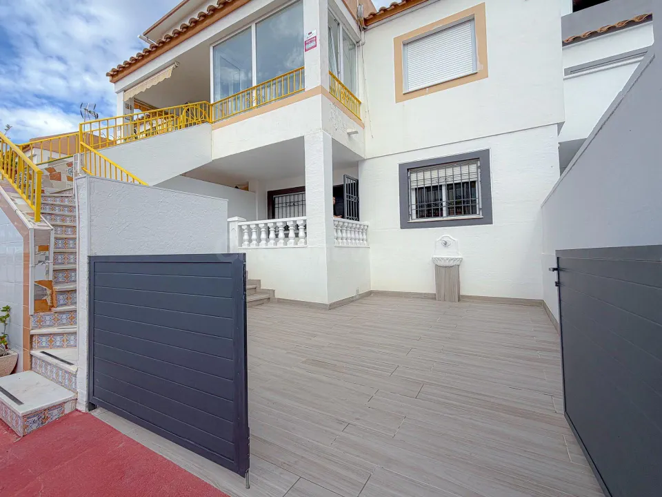 Espectacular bungalow reformado, con amplia terraza y parking para coche dentro de la parcela, en urbanización exclusiva con piscina comunitaria