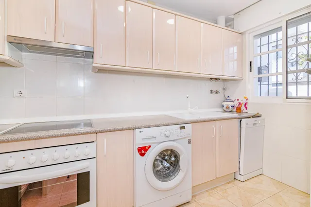 Chalet adosado en Salobreña playa, urb. privada con piscina y jardines. — 29