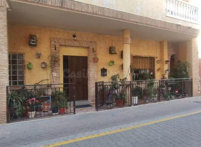 SE VENDE casa adosada OKUPA en C Tirso De Molina 5 de Santom