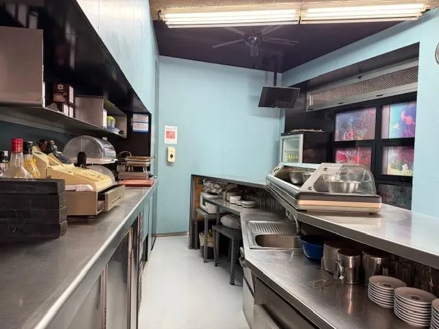 SE VENDE LOCAL TOTALMENTE INSTALADO PARA BAR — 12