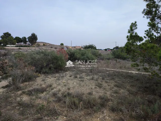 SE VENDE TERRENO EN ASPE. ZONA BIEN COMUNICADA — 12