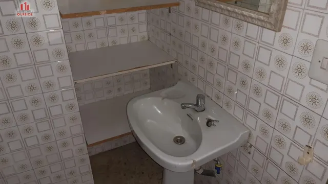 Local comercial sito en el couto, cerca de fátima. — 10