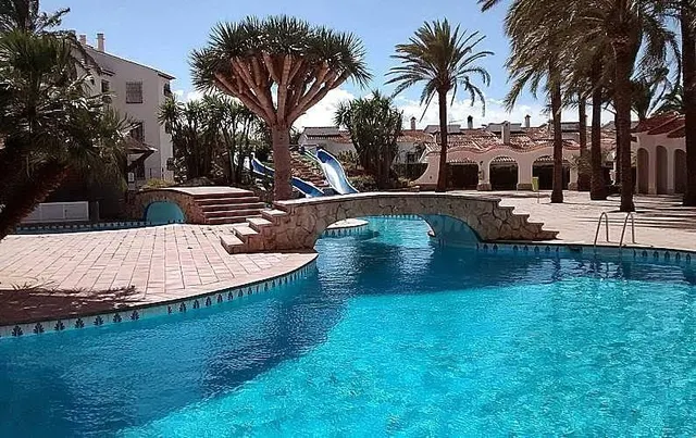 Tu refugio junto al mar en Dénia: terraza, piscina y la play