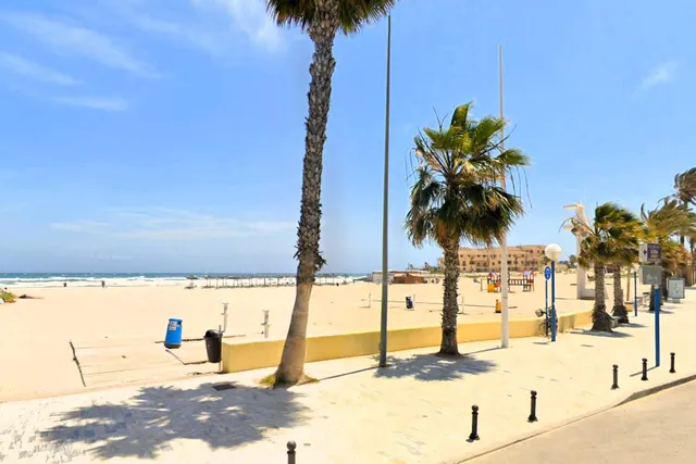 Casa adosada reformada y espaciosa de tres plantas (86 m2) con 3 dormitorios, 2 baños y 1 aseo. Terraza frente, piscina comunitaria, cerca del La Zenia Boulevard y a tan solo 650 m de Playa Flamenca — 46