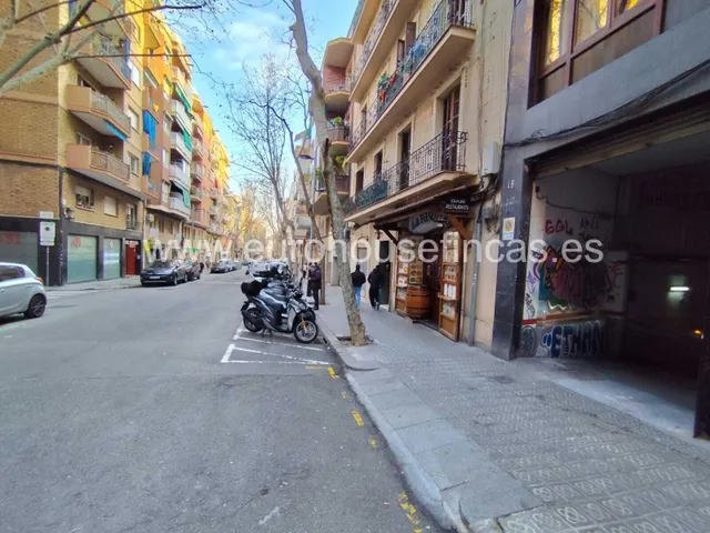 ¡Oportunidad de compra! Plaza de aparcamiento en venta en la Calle Portbou, Sants! — 3