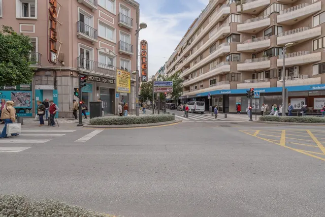 Piso de 87 m2 con 3 dormitorios en Pedro Antonio de Alarcón 27, junto a Recogidas — 45