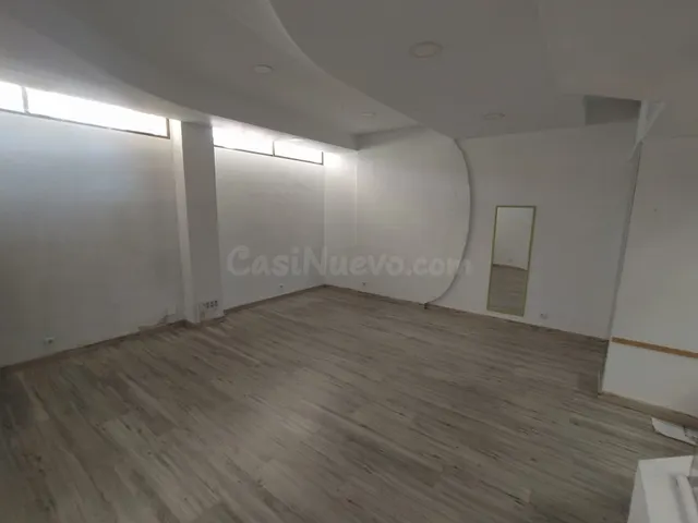 Local reformado y totalmente diáfano con mucha luz en galerí